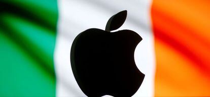 El logotipo de la firma Apple sobre una bandera irlandesa.