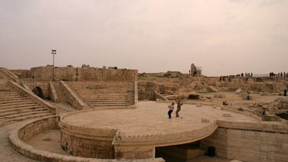Varios niños juegan en el antiguo teatro de la Ciudadela de Alepo, el 11 de diciembre de 2009.