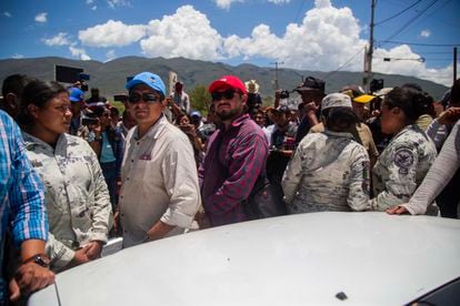 Funcionarios e integrantes de la Guardia Nacional esperan su liberación, este 11 de julio en Chilpancingo.