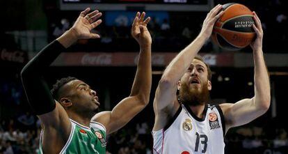 Sergio Rodríguez tira a canasta ante Langford.