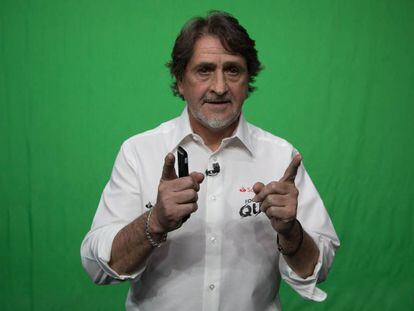 El periodista Raúl Ruiz, durante la grabación del Santander Football Quiz.