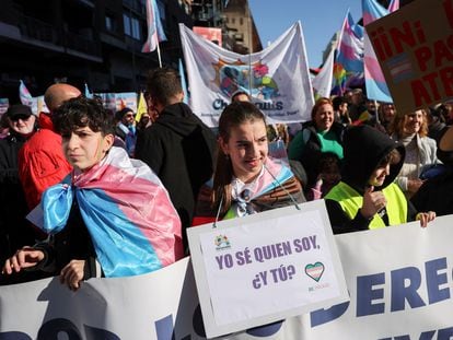 Varias familias participaron de la manifestación en Madrid este domingo contra las reformas de Ayuso a las leyes regionales LGTBI.