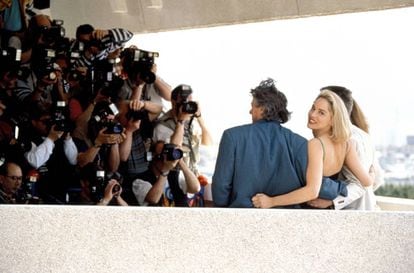 En el Festival de Cannes de 1992 Sharon Stone, a punto de convertirse en una estrella mundial, dedica una sonrisa a un fotógrafo mientras el resto del equipo de 'Instinto básico' posa para otros. 