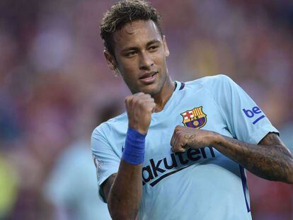 Neymar celebra el seu gol contra el Manchester United.