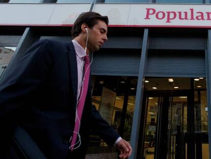 Un hombre camina junto a una sucursal de Banco Popular en Madrid, en septiembre de 2016.