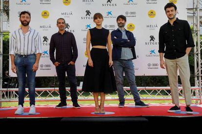 Els directors Alberto de Toro (darrere a la dreta) i Javier Ruiz Caldera (darrere a l'esquerra), acompanyats pels actors, des de la dreta, Miki Esparbé, Aura Garrido i Dafnis Balduz, a Sitges.