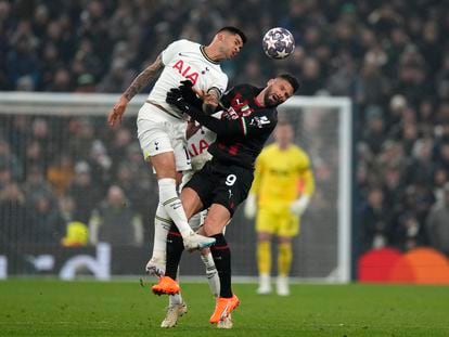 Cristian Romero en una acción con Giroud durante el partido de octavos de final de la Champions entre el Tottenham y el Milan, este miércoles.