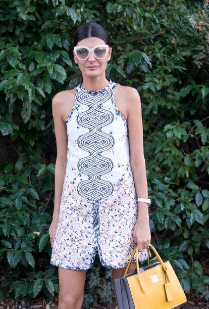 La editora de moda Giovanna Battaglia elige un modelo cuadrado de gafas de sol.
