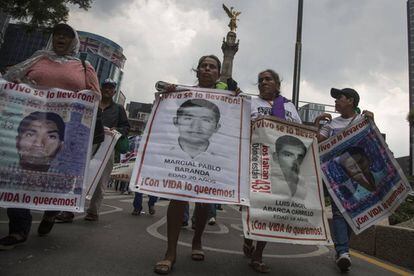 Marcha de familiares de los 43 este miércoles en Ciudad de México.