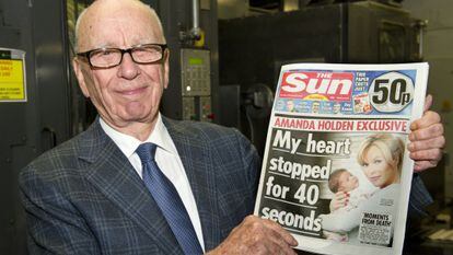 Rupert Murdoch con un ejemplar de &#039;The Sun&#039;.