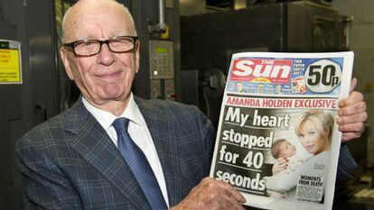 Rupert Murdoch con un ejemplar de 'The Sun'.