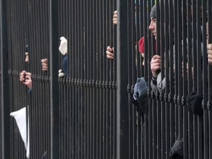 Manifestantes ante la verja del Parlamento en Kiev.