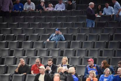 Aficionados en el Chesapeake Arena tras la suspensión del Oklahoma-Utah, el 11 de marzo.