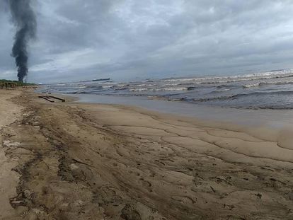 La playa de El Palito en Puerto Cabello, en Venezuela, tras ser contaminada con petrlóleo, en una imagen de agosto de 2020.