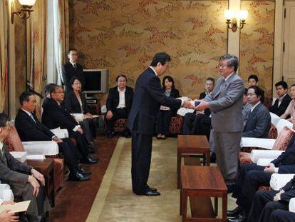 El portavoz del Parlamento japonés, Takahiro Yokomichi (a la derecha), recoge el informe sobre el accidente en la central nuclear de Fukushima.