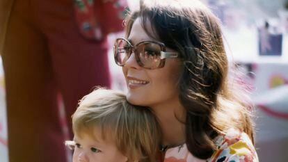 Natalie Wood junto a su hija Natasha, en los años setenta