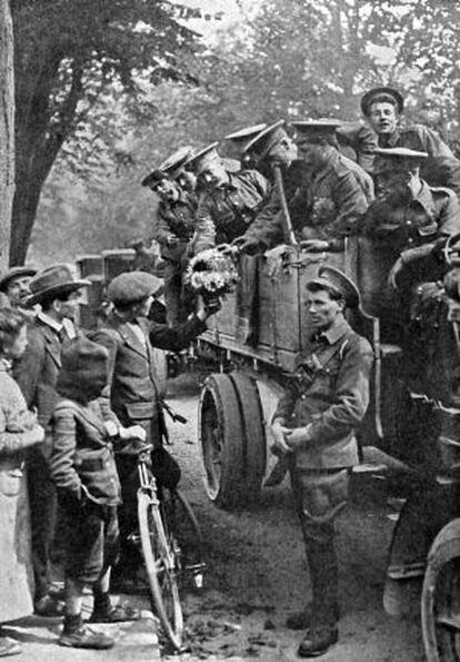 Soldados británicos recibidos por civiles en Francia en 1914.