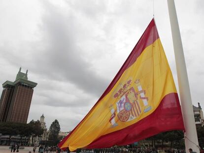 Izada de la bandera de Espa&ntilde;a en la Plaza de Col&oacute;n.