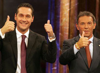 El líder del Partido Liberal, Heinz-Christian Strache, y Jörg Haider, de la Unión por el Futuro, saludan tras los resultados de los comicios del domingo