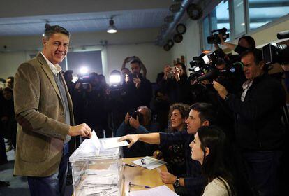 El cabeza de lista a la presidencia de la Generalitat por el PPC, Xavier García Albiol, vota en la Escola Lola Anglada en la ciudad de Badalona