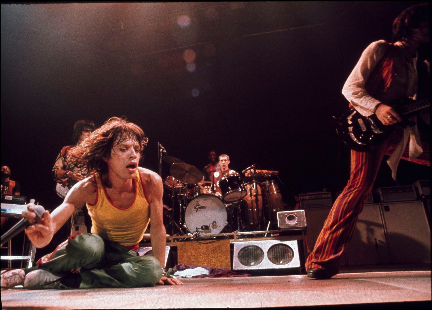 Mick Jagger, Keith Richards (derecha) y Charlie Watts (al fondo, a la batería), en un concierto de los Rolling Stones en Estados Unidos en 1975.