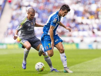 H&eacute;ctor Moreno, con Pepe, en el partido contra el Madrid de la tercera jornada de Liga.