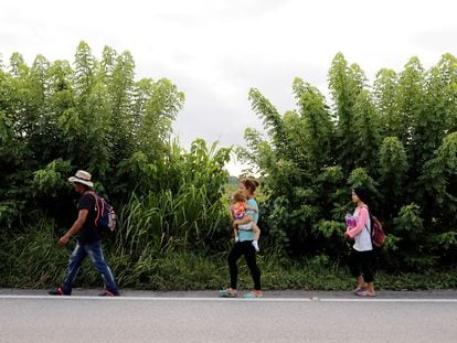 Migrantes hondureños caminan sobre una carretera hacia la frontera con México en San Pedro Cadenas, Guatemala, en octubre de 2020.