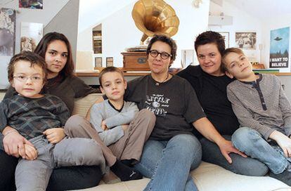 Corinne Cestino (centro) y Sophie Hasslauer (segunda por la derecha) posan junto a sus cuatro hijos en su domicilio de Le Marne