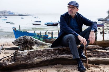 El chef Jesús Sánchez, del restaurante Cenador de Amós, en la playa de Loredo (Cantabria).