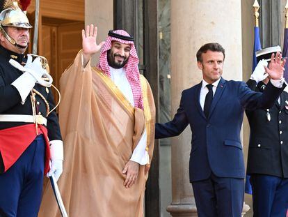 Emmanuel Macron recibe a Mohamed Bin Salmán a su llegada al Palacio del Elíseo, este jueves en París.