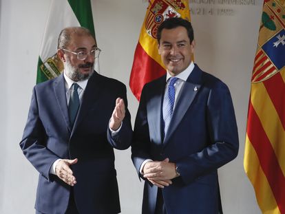 El presidente Junta de Andalucía, Juan Manuel Moreno (PP), recibe al presidente de Aragón, Javier Lamban (PSOE), en el Palacio de San Telmo, en Sevilla.