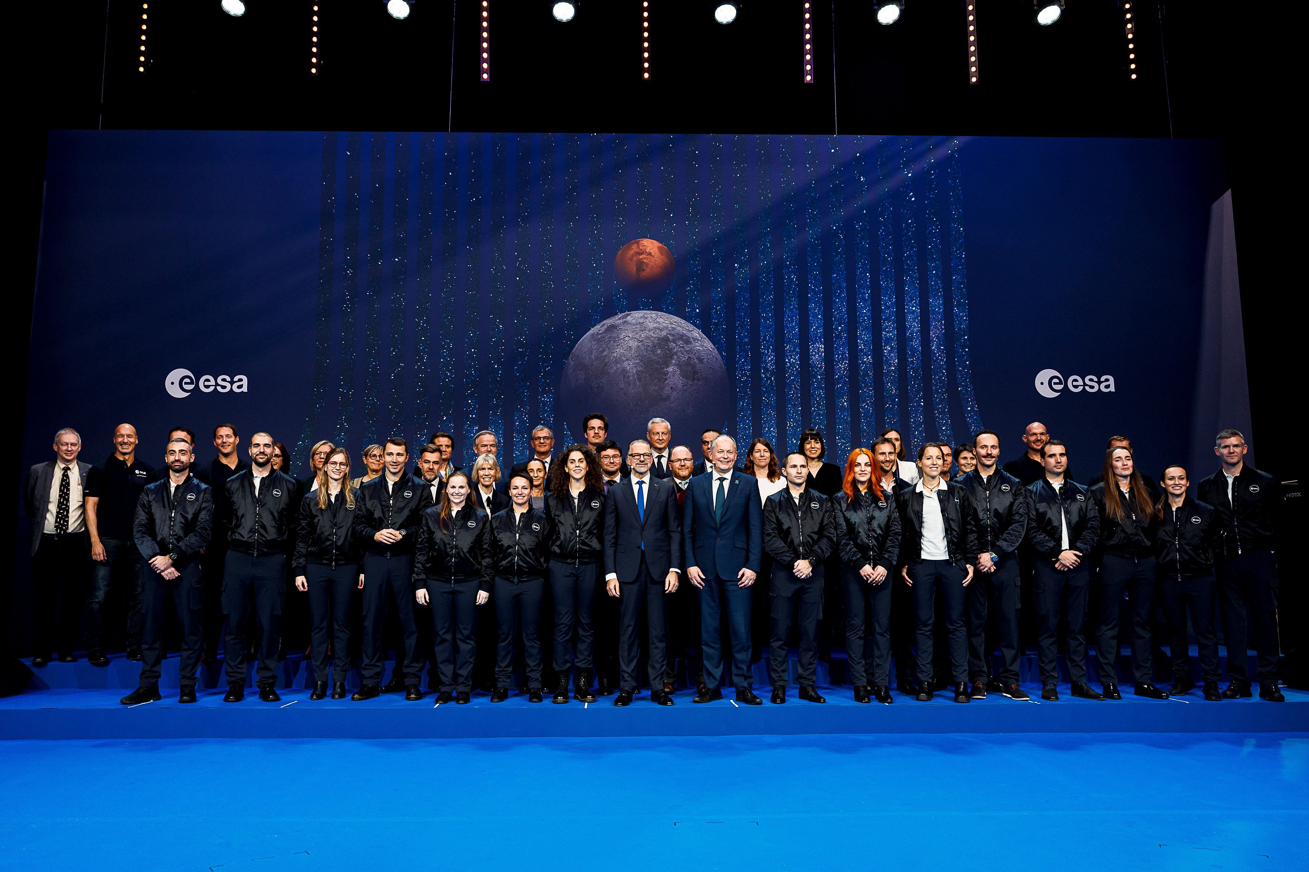 Foto de familia de los nuevos astronautas con los responsables de la ESA, hoy en París.