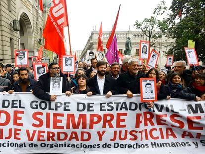 El presidente chileno, Gabriel Boric (en primera fila, con camisa blanca), este domingo en Santiago en la marcha por los 50 años del golpe de Estado contra Allende.
