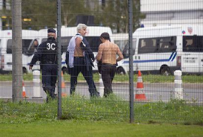 El director de Recursos Humanos, Xavier Broseta (dreta) i Pierre Plissonnier, director de Air France (en el centre), són custodiats pels agents de seguretat.