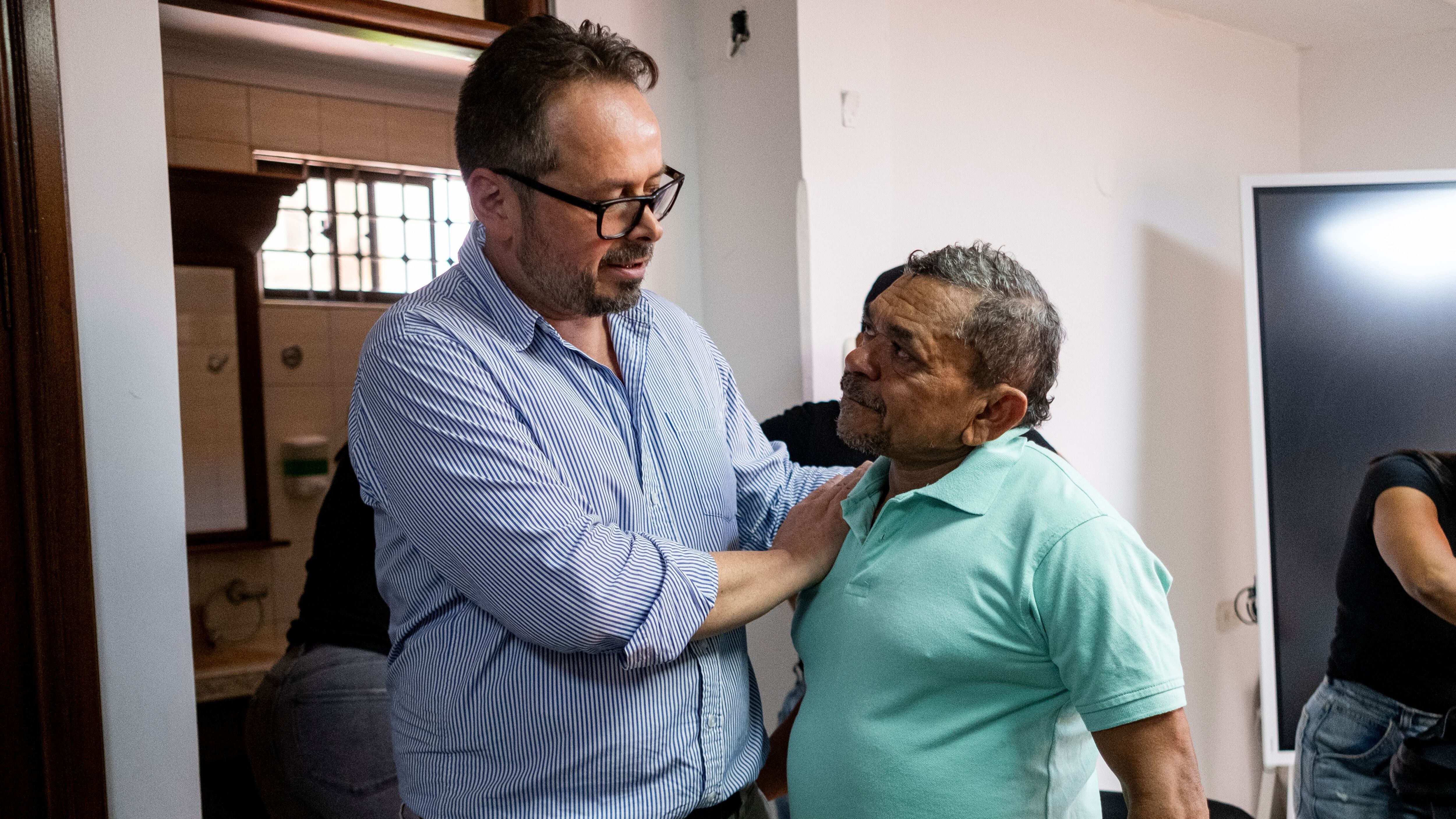Carlos Ruiz Massieu, jefe de la misión de verificación de la ONU en Colombia, junto a Luis 'Mane' Díaz, tras su liberación el 9 de noviembre.