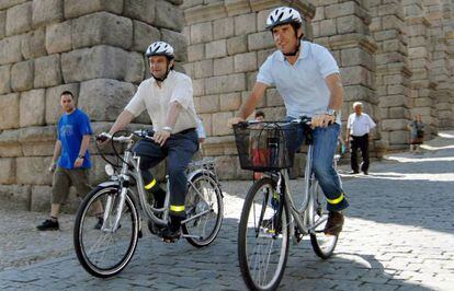 Perico Delgado (derecha) va en bicicleta con el alcalde de Segovia, Pedro Arahuetes.
