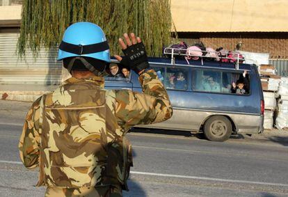 Un soldado de Unifil saluda a un autob&uacute;s escolar en Adaisseh, al sur de L&iacute;bano, en diciembre. 