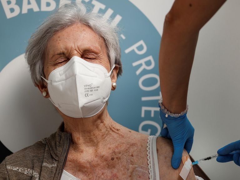 Una mujer mayor de 80 años recibió la vacuna covid este jueves en la corrida de toros Illumbe de San Sebastián.