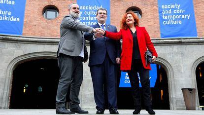 El director de Azkuna Zentroa, Fernando Pérez, a la izquierda, con el alcalde de Bilbao, Juan Mari Aburto y la concejala de Cultura Nekane Alonso.