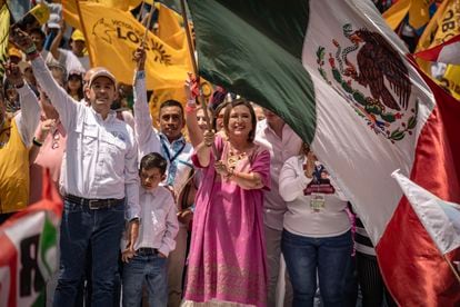 Al recibir la  constancia como candidata presidencial del Frente Amplio por México, el 3 de septiembre.