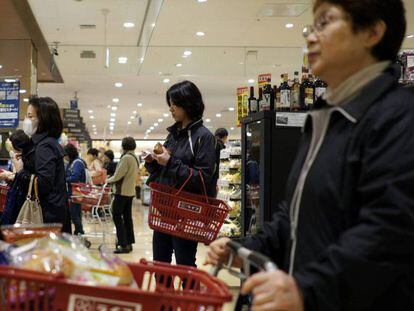 Un grupo de personas hace la compra en un supermercado de Tokio.