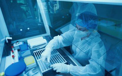 Científicos trabajan para en un laboratorio para detectar el virus de la covid.
