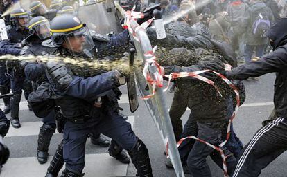 <a href="http://elpais.com/elpais/2015/11/29/album/1448810319_713654.html"><B>FOTOGALERÍA: </B></a>La policía carga contra los manifestantes en París.