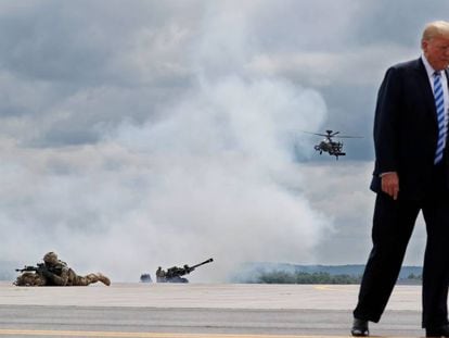 Donald Trump en un simulacro de ataque aéreo durante su visita a la base militar de Fort Drum. 