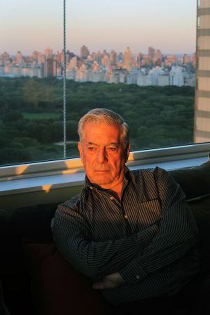 El escritor hispanoperuano Mario Vargas Llosa entrevistado en su apartamento de Nueva York ( EE UU), unos días después de conocerse que le ha sido concedido el Premio Nobel de Literatura.