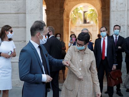 El ministro alemán de Exteriores, Heiko Maas, saluda a su homóloga española, Arancha González Laya, en Valencia.
