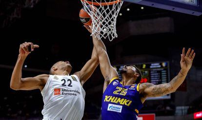 Tavares y Mickey pelean por un rebote