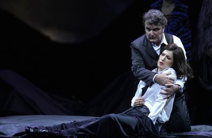 Adela Zaharia (Gilda) y Ludovic Tézier (Rigoletto), en un ensayo en el Teatro Real.