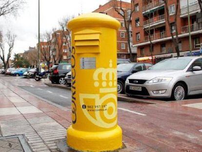 Un buz&oacute;n de correos en una calle de Madrid. 