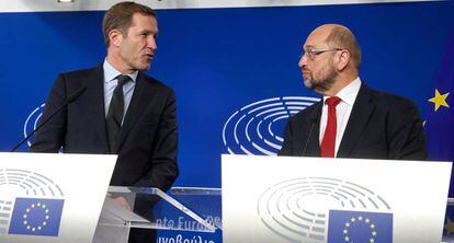 El líder valón, Paul Magnette, junto al presidente de la Eurocámara, Martín Schulz, esta mañana.